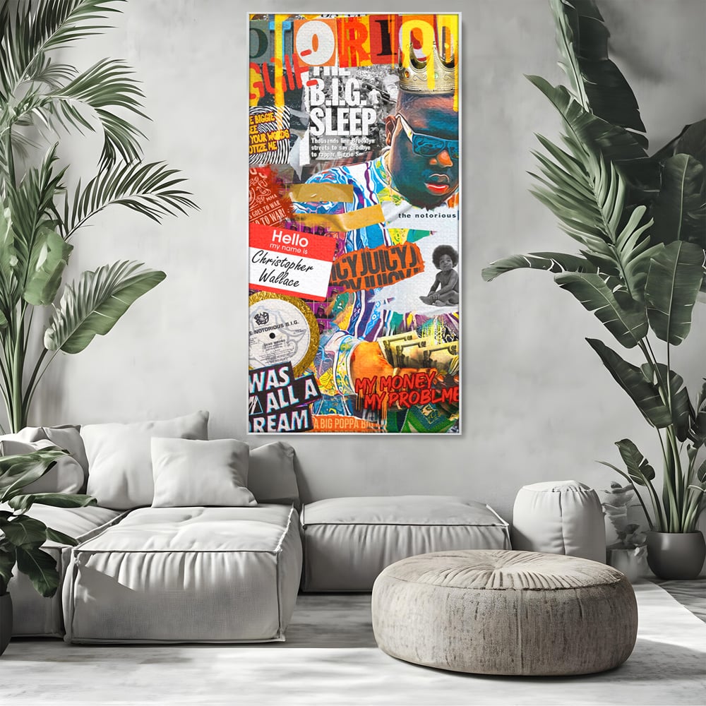 Tablou canvas cu tablou portret rapper the notorious b.i.g, in rama de aluminiu argintiu, pe perete intr-un living