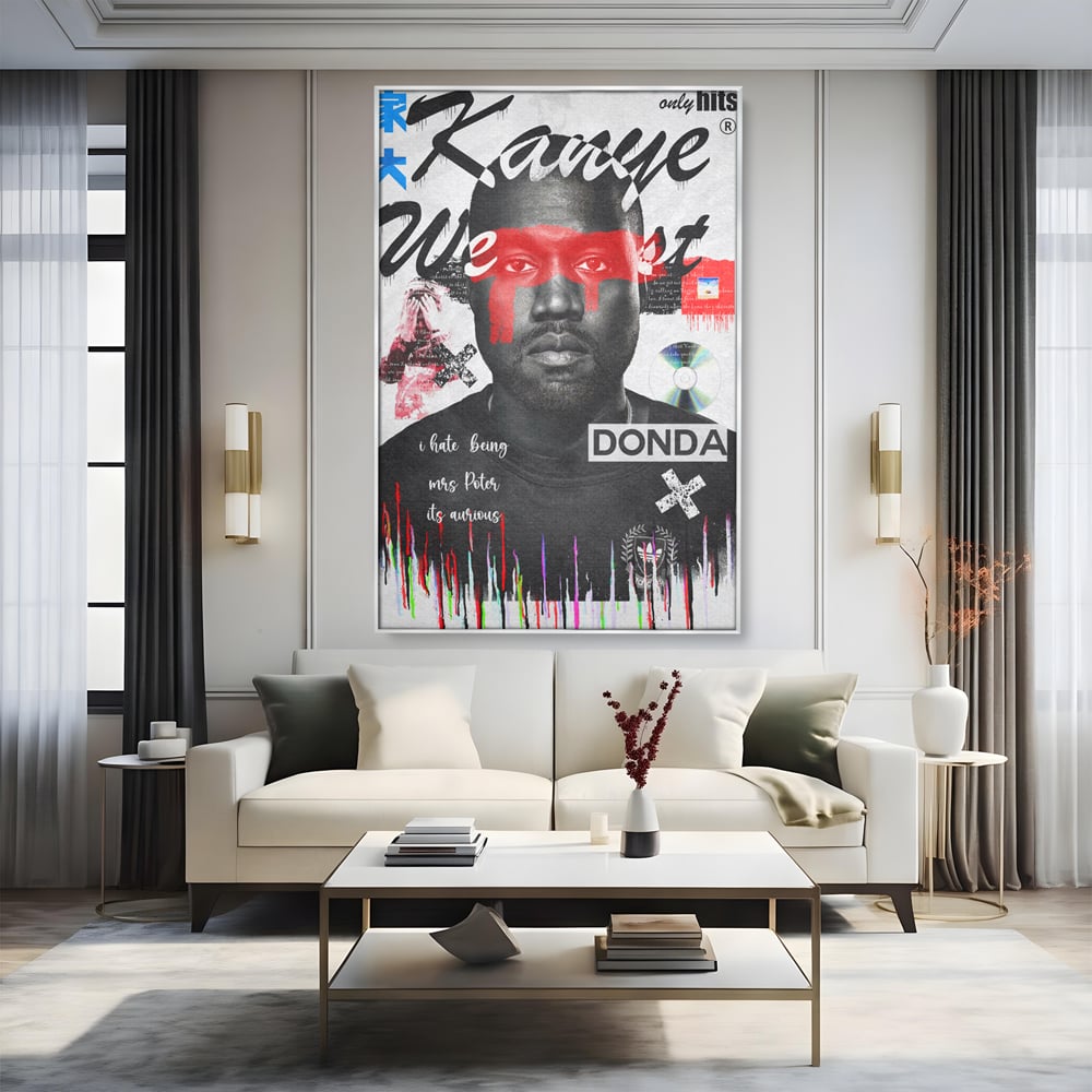 Tablou canvas cu tablou canvas cu portretul stilizat al lui kanye west, in rama de aluminiu argintiu, pe perete intr-un living
