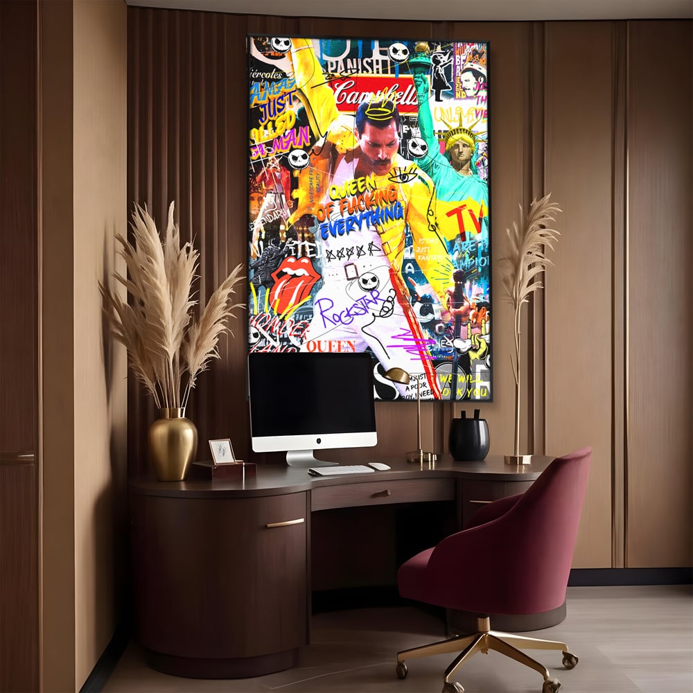 Tablou canvas cu tablou canvas cu freddie mercury stil grafitti, in rama de aluminiu negru, pe perete intr-un birou