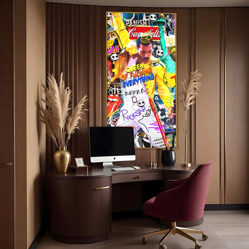 Tablou canvas cu tablou canvas cu freddie mercury stil grafitti, in rama de aluminiu auriu, pe perete intr-un birou