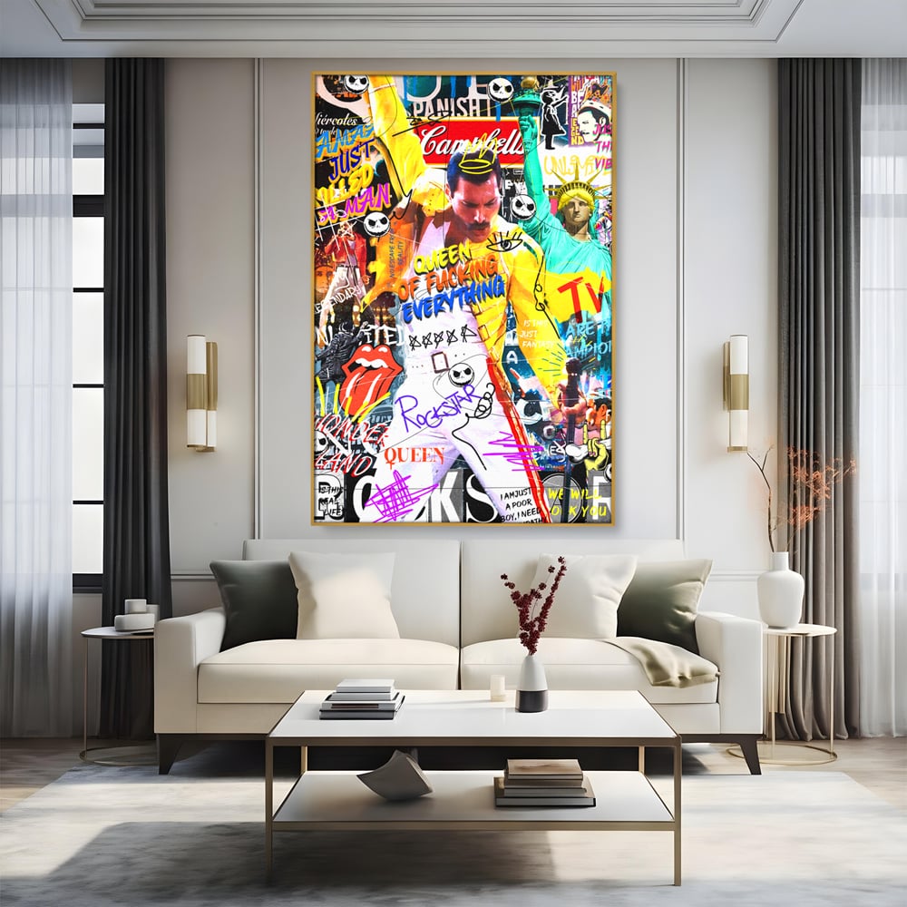 Tablou canvas cu tablou canvas cu freddie mercury stil grafitti, in rama de aluminiu auriu, pe perete intr-un living
