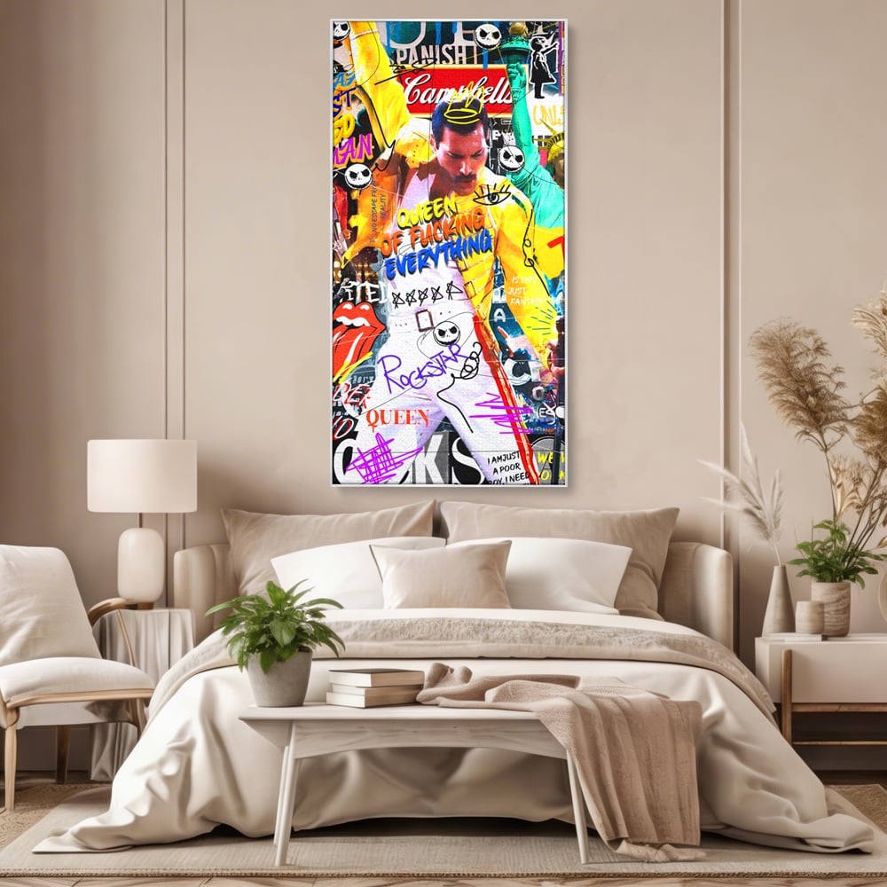 Tablou canvas cu tablou canvas cu freddie mercury stil grafitti, in rama de aluminiu argintiu, pe perete intr-un dormitor