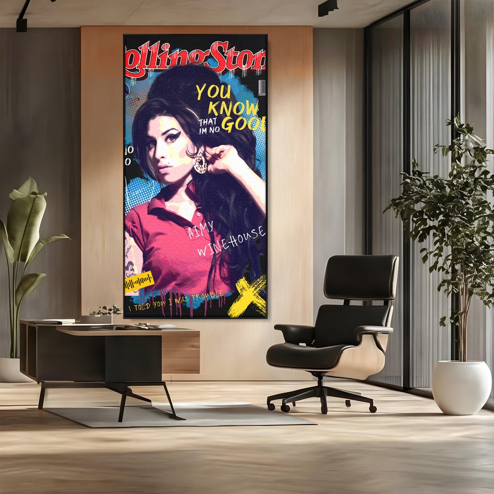Tablou canvas cu tablou canvas cu amy winehouse pe coperta rolling stone, in rama de aluminiu negru, pe perete intr-un birou