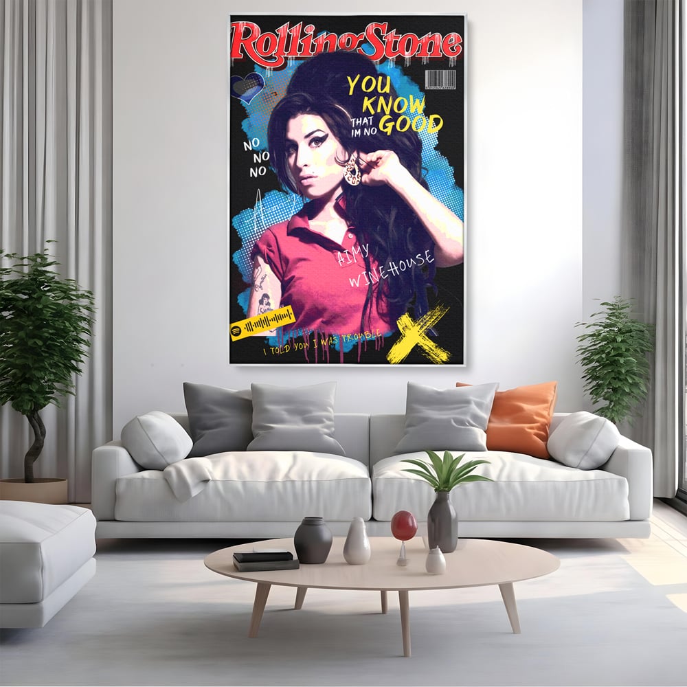 Tablou canvas cu tablou canvas cu amy winehouse pe coperta rolling stone, in rama de aluminiu argintiu, pe perete intr-un living