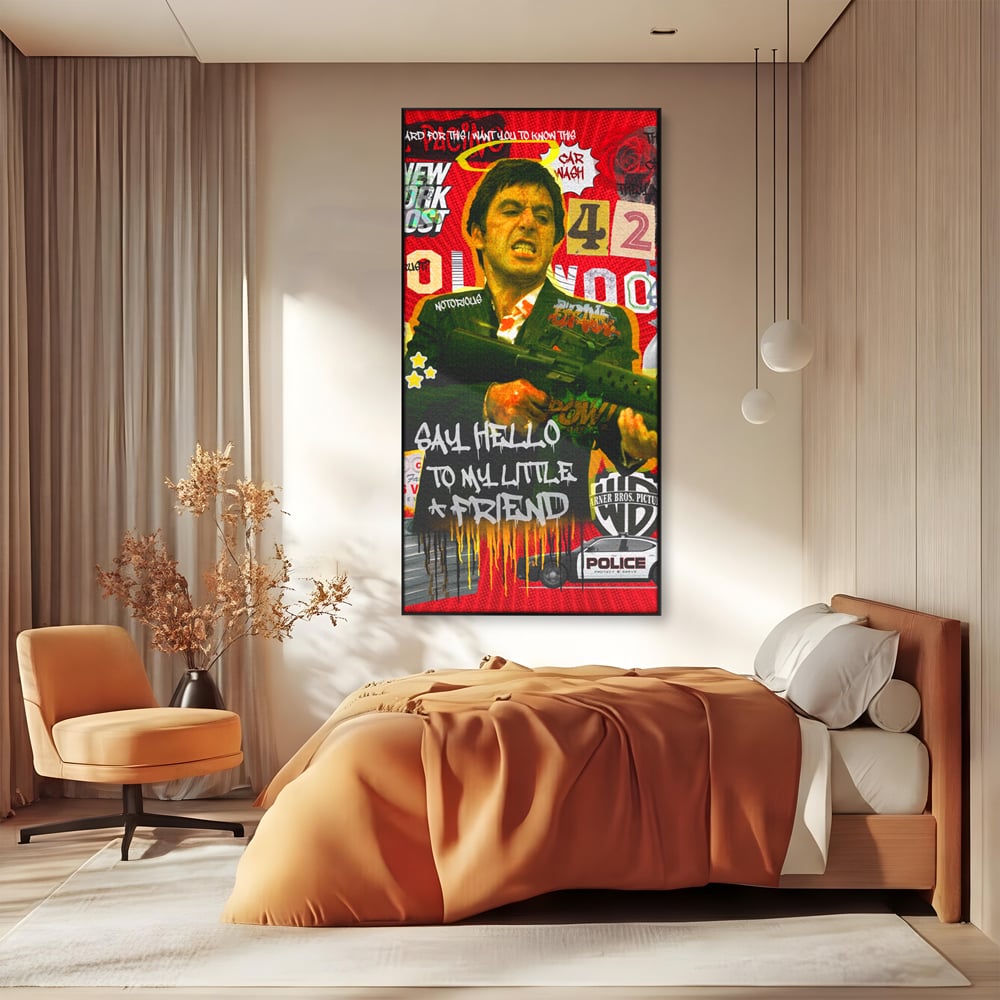 Tablou canvas cu tablou canvas cu portretul lui alfredo pacino, in rama de aluminiu negru, pe perete intr-un dormitor