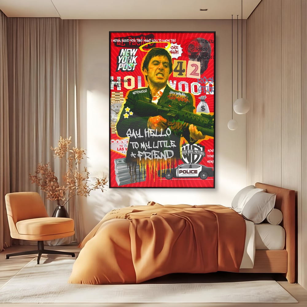 Tablou canvas cu tablou canvas cu portretul lui alfredo pacino, in rama de aluminiu negru, pe perete intr-un dormitor
