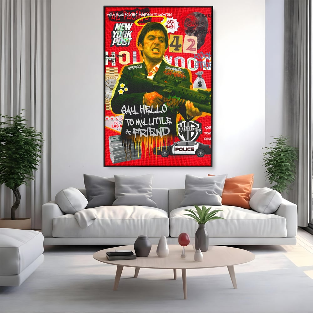Tablou canvas cu tablou canvas cu portretul lui alfredo pacino, in rama de aluminiu negru, pe perete intr-un living