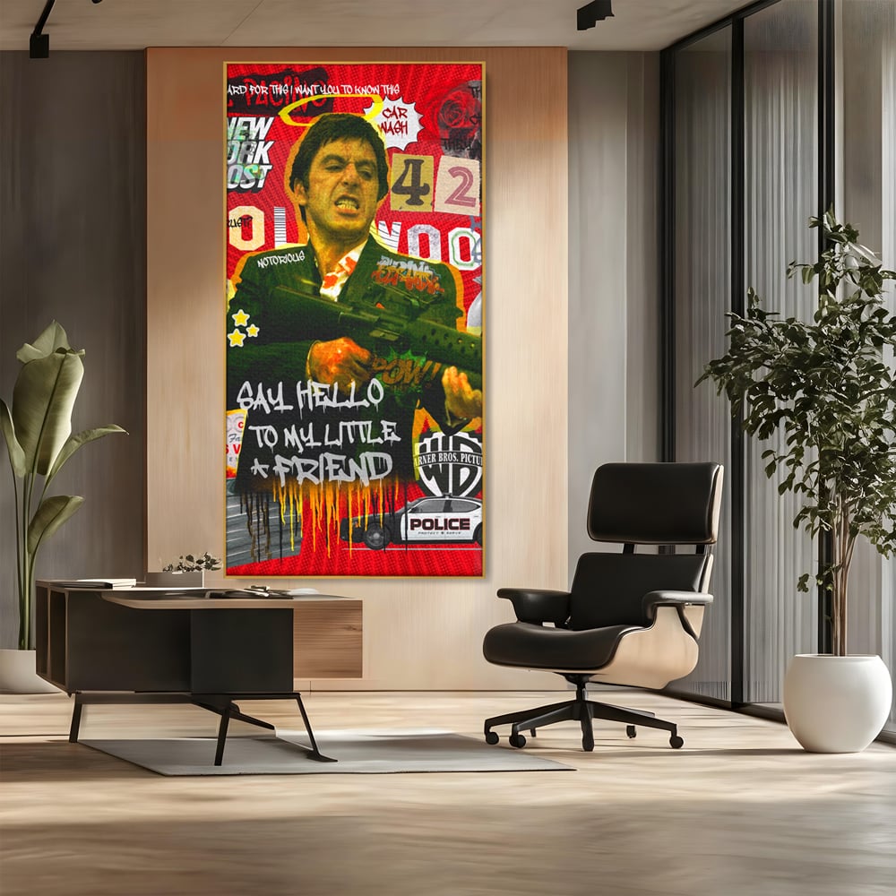 Tablou canvas cu tablou canvas cu portretul lui alfredo pacino, in rama de aluminiu auriu, pe perete intr-un birou