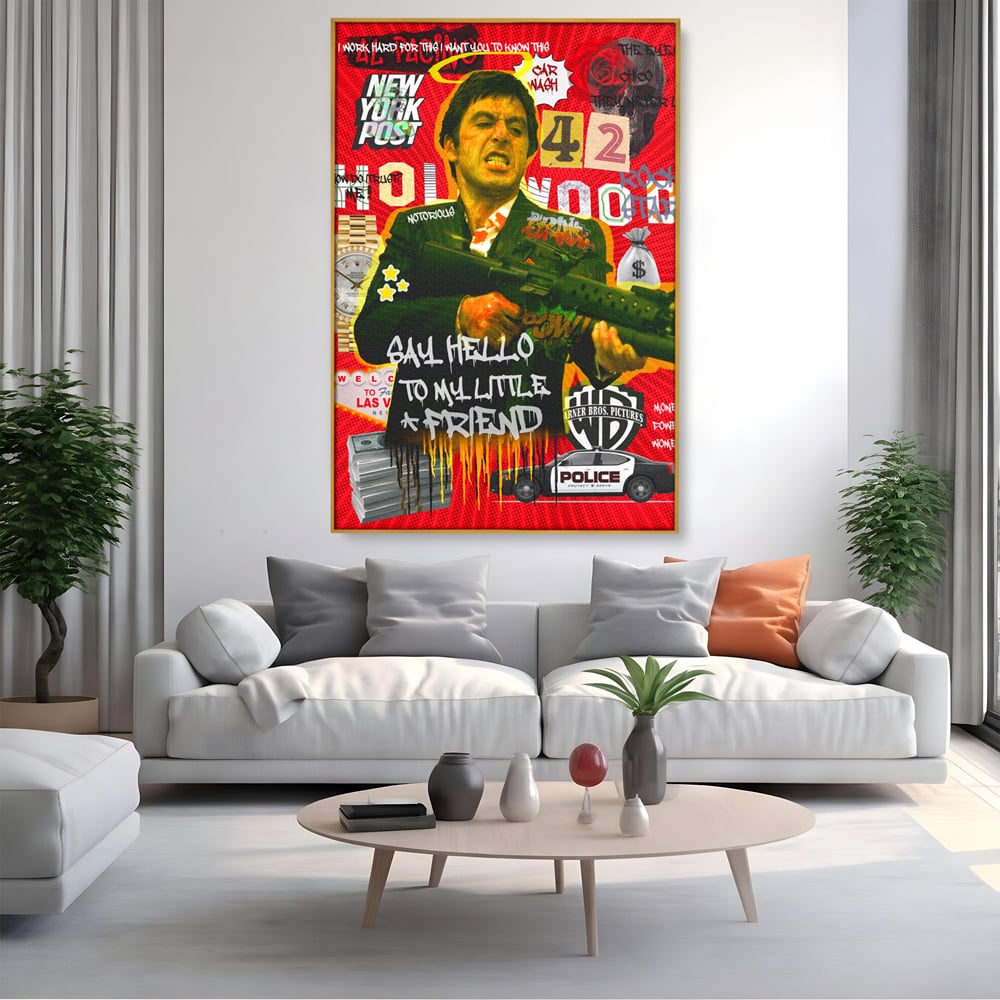 Tablou canvas cu tablou canvas cu portretul lui alfredo pacino, in rama de aluminiu auriu, pe perete intr-un living