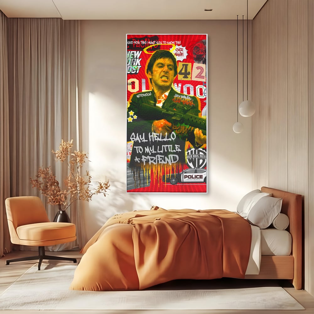 Tablou canvas cu tablou canvas cu portretul lui alfredo pacino, in rama de aluminiu argintiu, pe perete intr-un dormitor