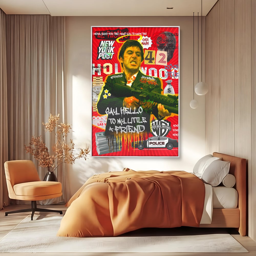 Tablou canvas cu tablou canvas cu portretul lui alfredo pacino, in rama de aluminiu argintiu, pe perete intr-un dormitor
