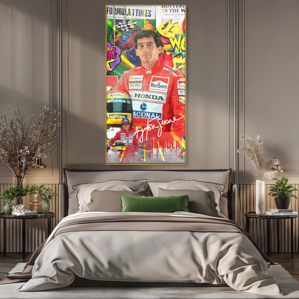 Tablou canvas cu tablou canvas cu pilotul ayrton senna, in rama de aluminiu auriu, pe perete intr-un dormitor