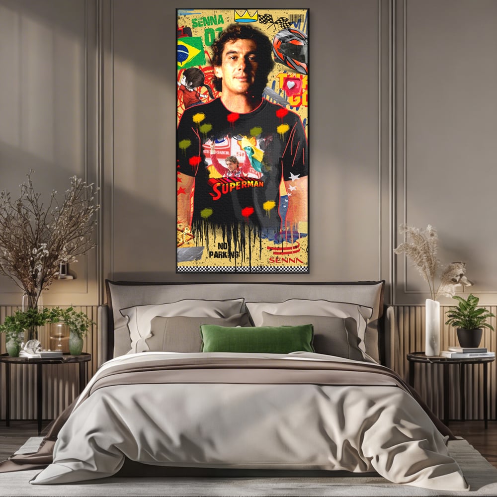 Tablou canvas cu tablou canvas cu ayrton senna, in rama de aluminiu negru, pe perete intr-un dormitor