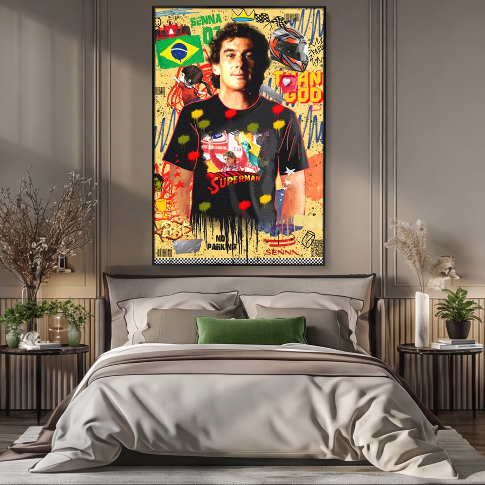 Tablou canvas cu tablou canvas cu ayrton senna, in rama de aluminiu negru, pe perete intr-un dormitor