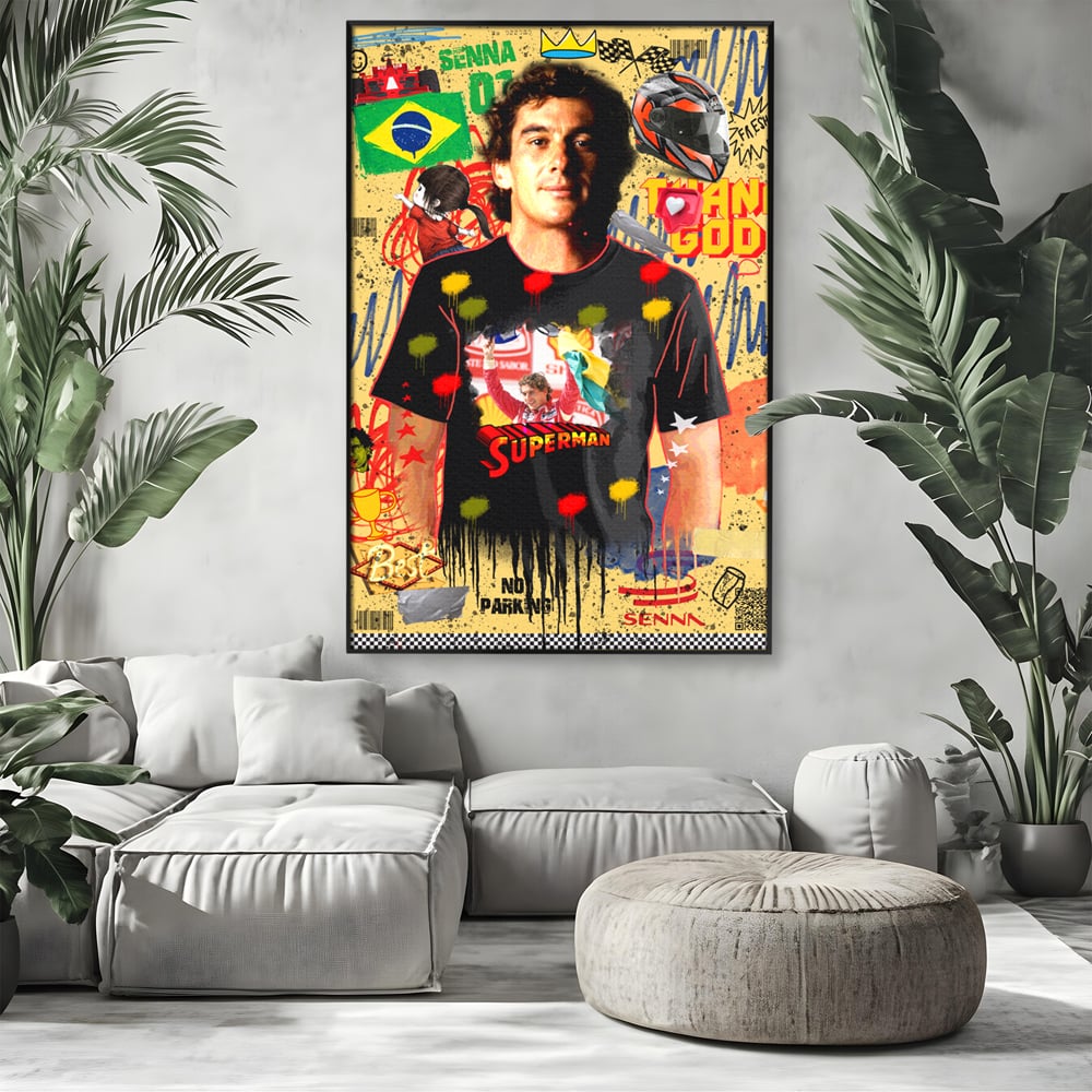 Tablou canvas cu tablou canvas cu ayrton senna, in rama de aluminiu negru, pe perete intr-un living