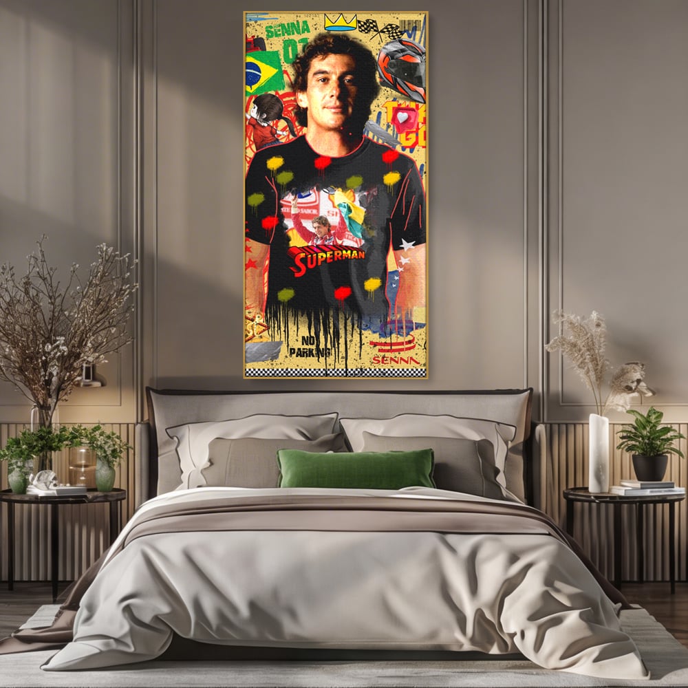 Tablou canvas cu tablou canvas cu ayrton senna, in rama de aluminiu auriu, pe perete intr-un dormitor