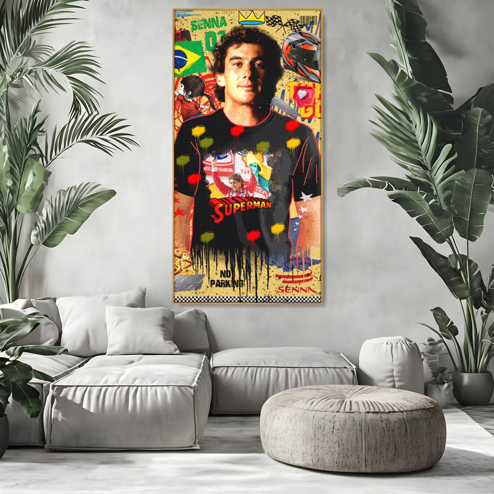 Tablou canvas cu tablou canvas cu ayrton senna, in rama de aluminiu auriu, pe perete intr-un living