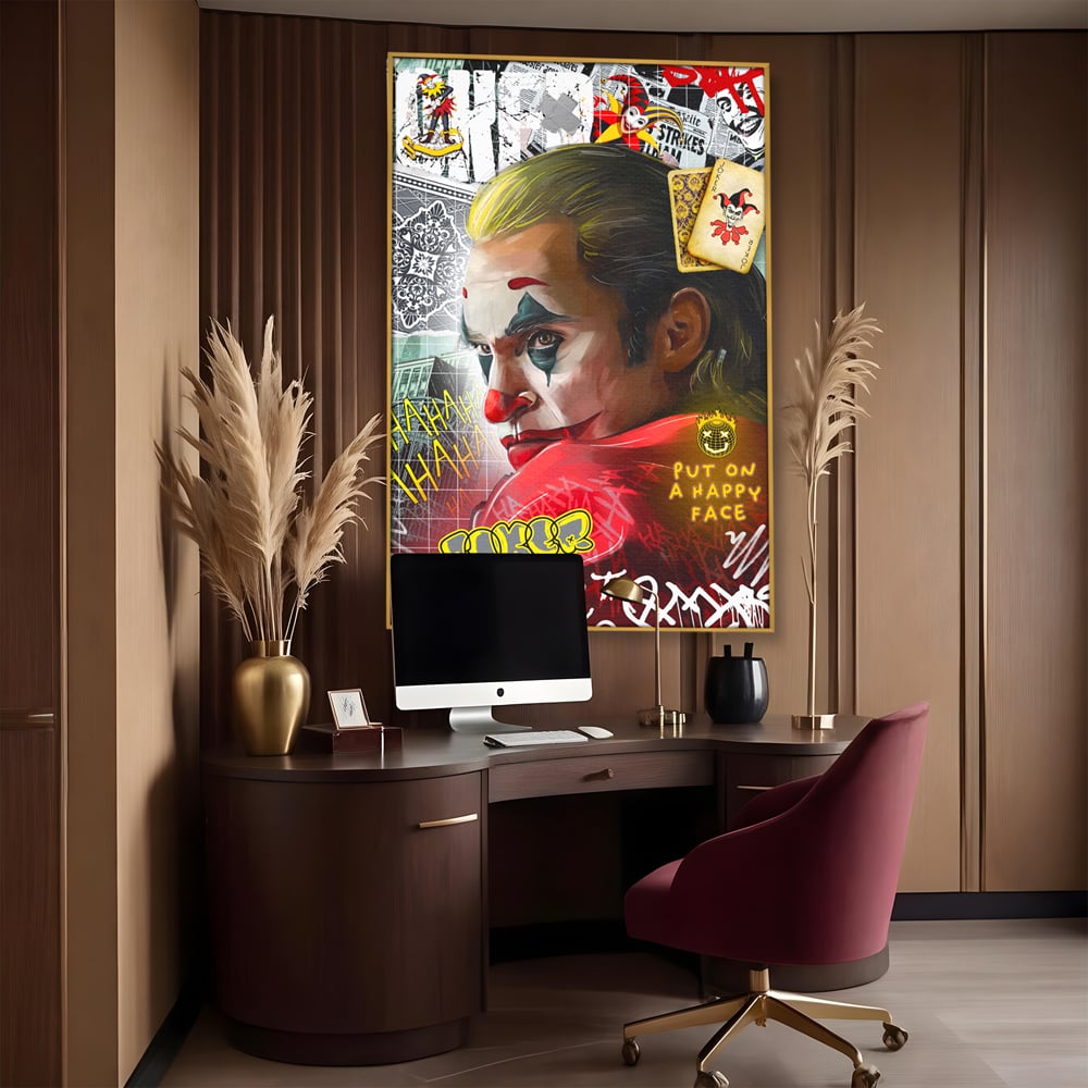 Tablou canvas cu tablou canvas cu portret joker, in rama de aluminiu auriu, pe perete intr-un birou