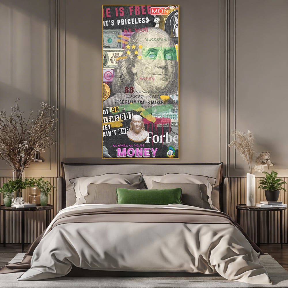 Tablou canvas cu tablou canvas cu portretul lui benjamin franklin, in rama de aluminiu auriu, pe perete intr-un dormitor