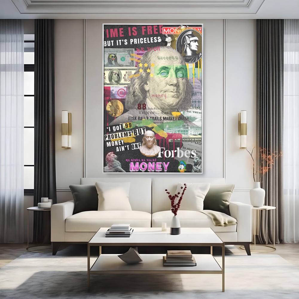Tablou canvas cu tablou canvas cu portretul lui benjamin franklin, in rama de aluminiu argintiu, pe perete intr-un living