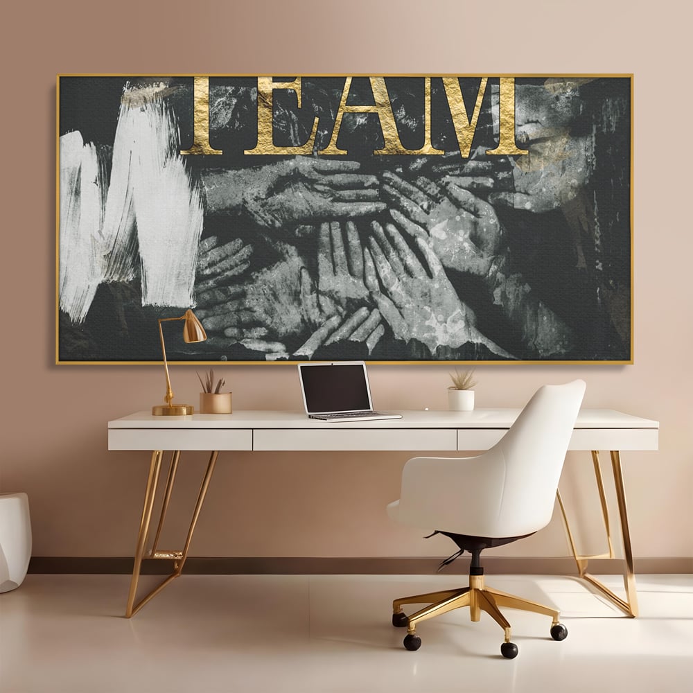 Tablou canvas cu tablou motivational cu maini si text, in rama de aluminiu auriu, pe perete intr-un birou
