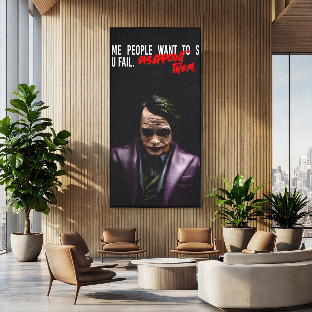 Tablou canvas cu tablou canvas cu joker si mesaj motivational, in rama de aluminiu negru, pe perete intr-un birou