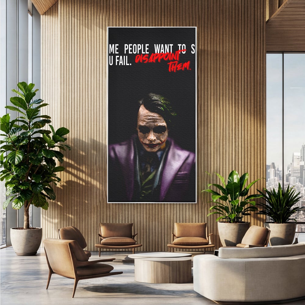 Tablou canvas cu tablou canvas cu joker si mesaj motivational, in rama de aluminiu argintiu, pe perete intr-un birou