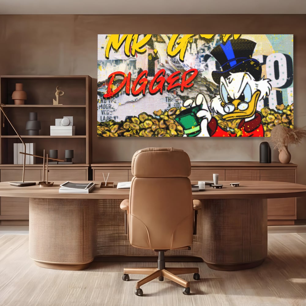 Tablou canvas cu tablou canvas cu scrooge mcduck si bani, fara rama, pe sasiu de lemn, pe perete intr-un birou