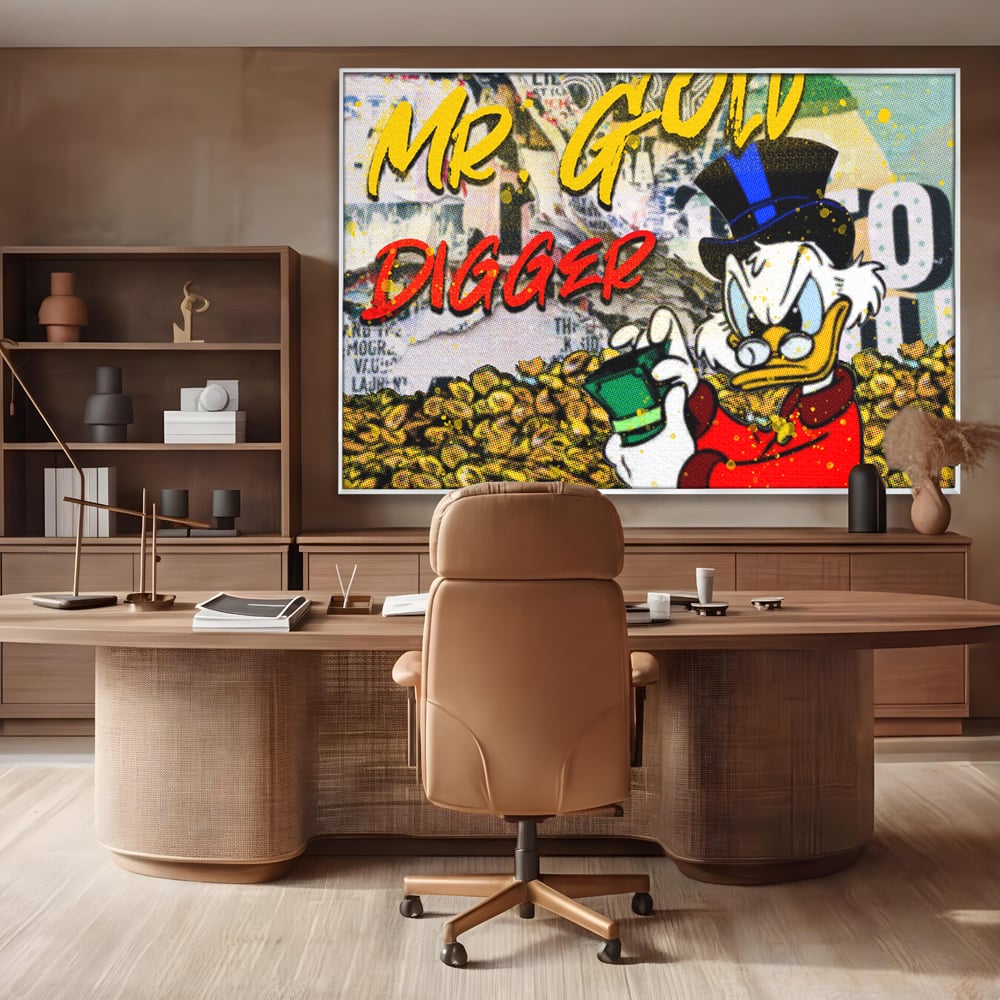 Tablou canvas cu tablou canvas cu scrooge mcduck si bani, in rama de aluminiu argintiu, pe perete intr-un birou