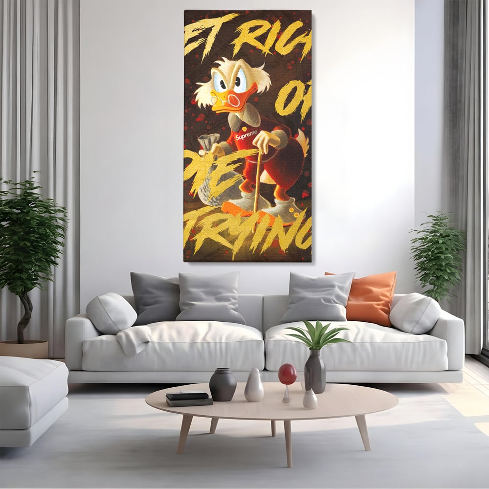 Tablou canvas cu tablou canvas cu scrooge mcduck, fara rama, pe sasiu de lemn, pe perete intr-un living