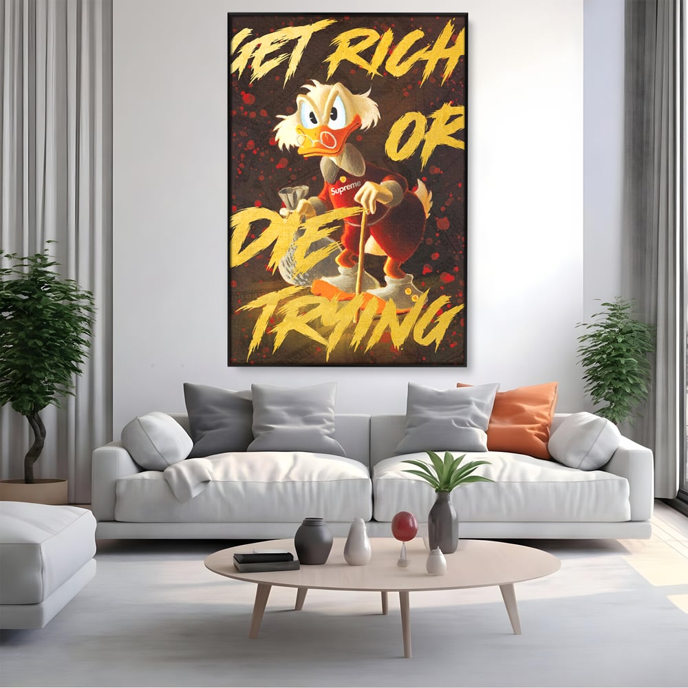 Tablou canvas cu tablou canvas cu scrooge mcduck, in rama de aluminiu negru, pe perete intr-un living