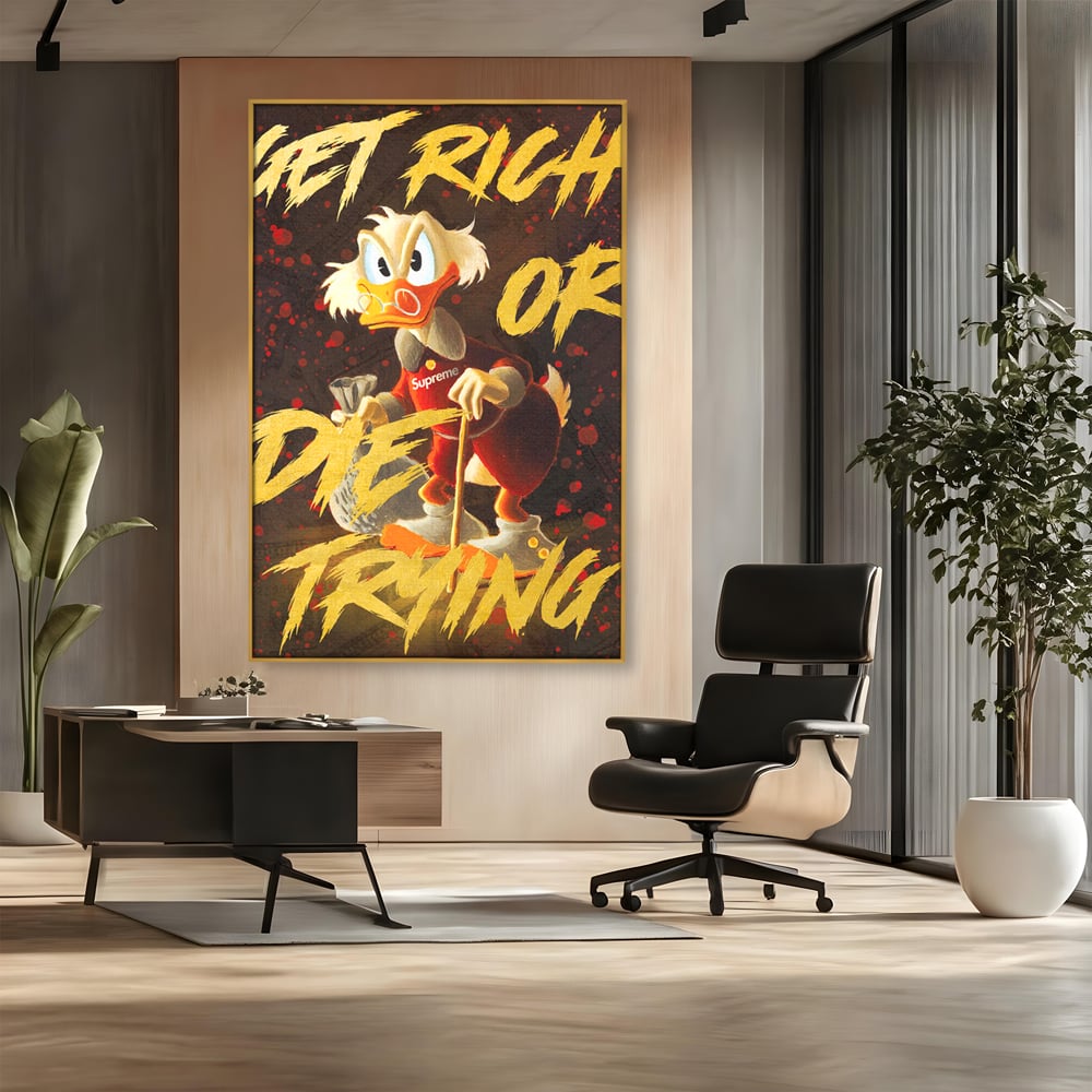 Tablou canvas cu tablou canvas cu scrooge mcduck, in rama de aluminiu auriu, pe perete intr-un birou