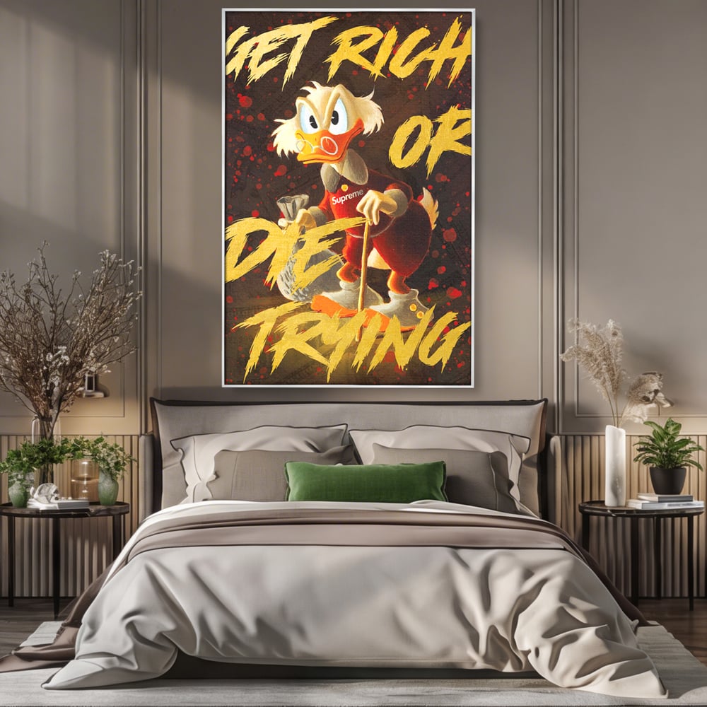 Tablou canvas cu tablou canvas cu scrooge mcduck, in rama de aluminiu argintiu, pe perete intr-un dormitor