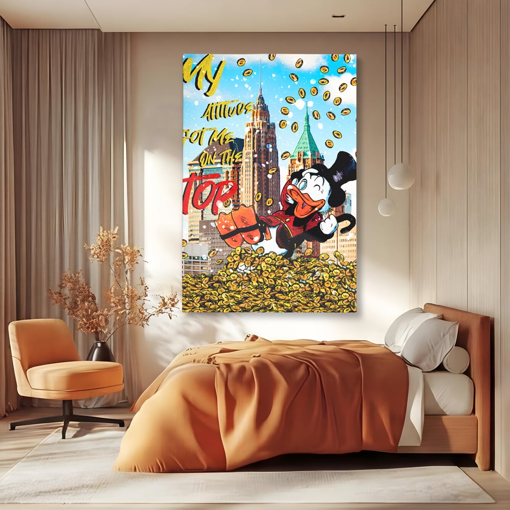 Tablou canvas cu tablou canvas cu scrooge mcduck pe munte de bani, fara rama, pe sasiu de lemn, pe perete intr-un dormitor