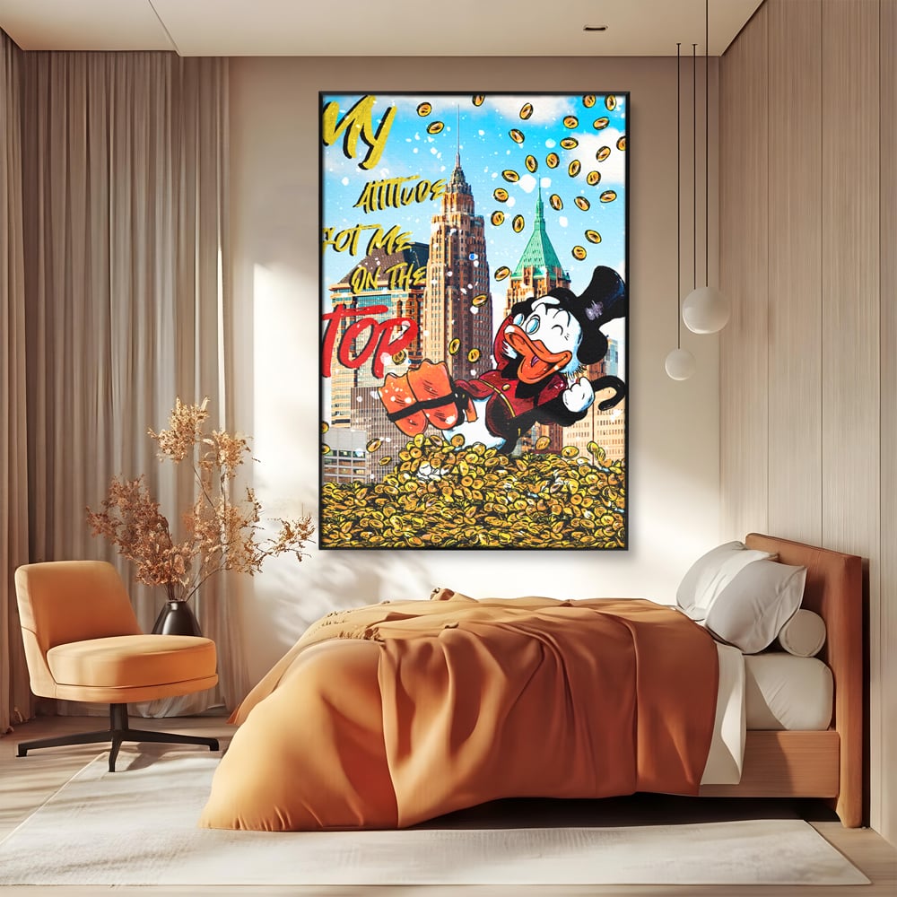Tablou canvas cu tablou canvas cu scrooge mcduck pe munte de bani, in rama de aluminiu negru, pe perete intr-un dormitor