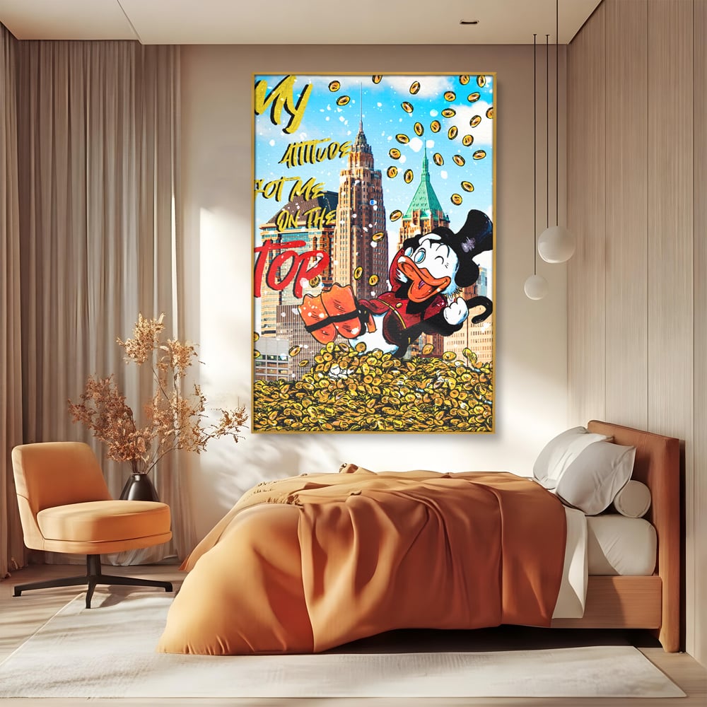 Tablou canvas cu tablou canvas cu scrooge mcduck pe munte de bani, in rama de aluminiu auriu, pe perete intr-un dormitor