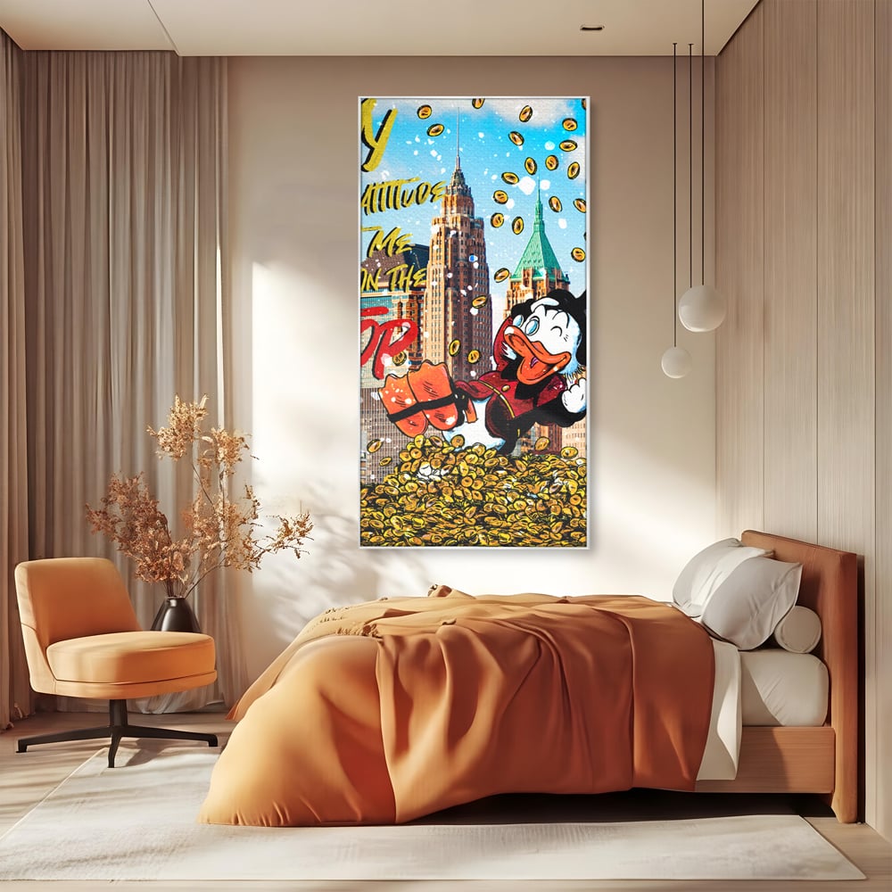 Tablou canvas cu tablou canvas cu scrooge mcduck pe munte de bani, in rama de aluminiu argintiu, pe perete intr-un dormitor