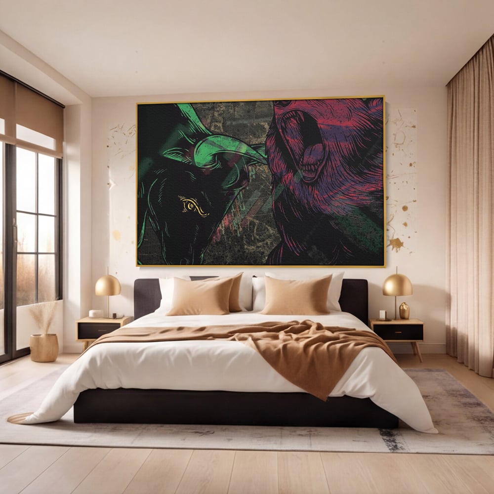 Tablou canvas cu ilustratie digitala cu taur si urs, in rama de aluminiu auriu, pe perete intr-un dormitor