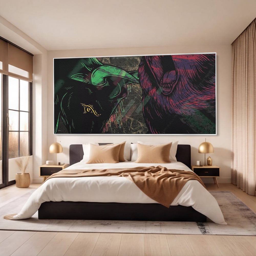 Tablou canvas cu ilustratie digitala cu taur si urs, in rama de aluminiu argintiu, pe perete intr-un dormitor