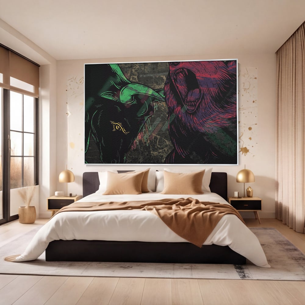 Tablou canvas cu ilustratie digitala cu taur si urs, in rama de aluminiu argintiu, pe perete intr-un dormitor