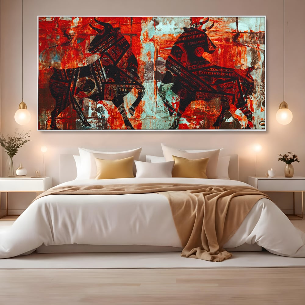 Tablou canvas cu tablou canvas cu tauri din bancnote, in rama de aluminiu argintiu, pe perete intr-un dormitor