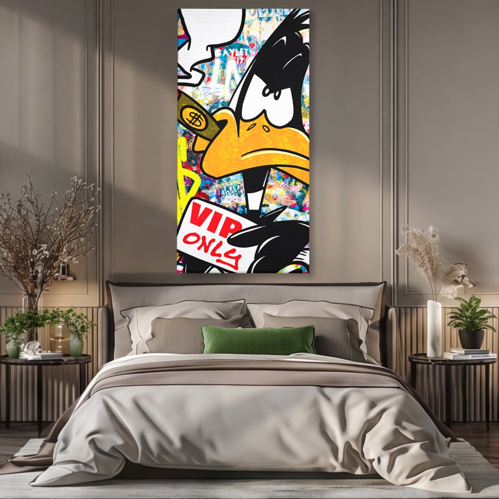 Tablou canvas cu tablou canvas cu daffy duck si dolari, fara rama, pe sasiu de lemn, pe perete intr-un dormitor
