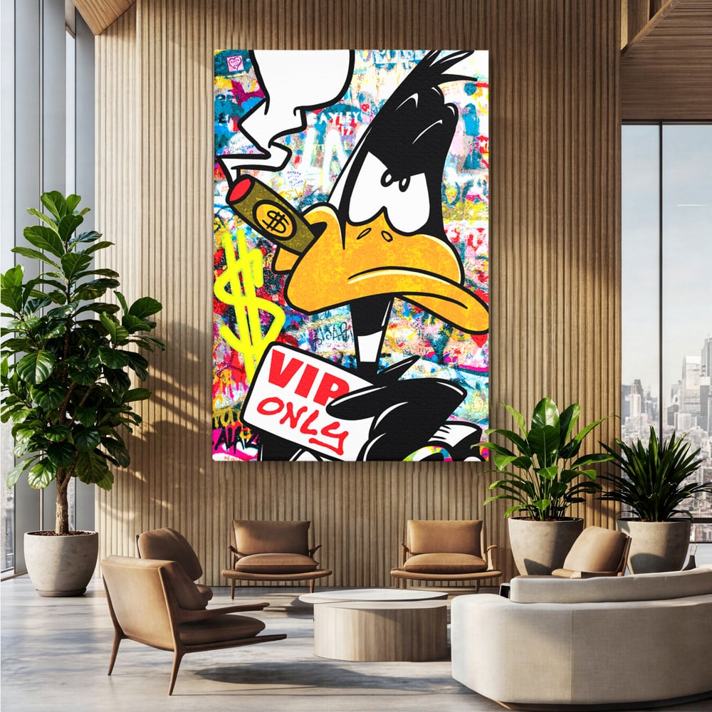 Tablou canvas cu tablou canvas cu daffy duck si dolari, fara rama, pe sasiu de lemn, pe perete intr-un birou