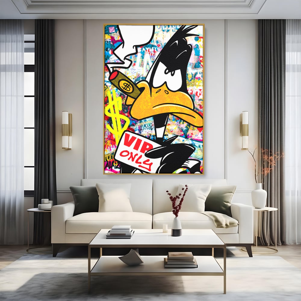 Tablou canvas cu tablou canvas cu daffy duck si dolari, in rama de aluminiu auriu, pe perete intr-un living