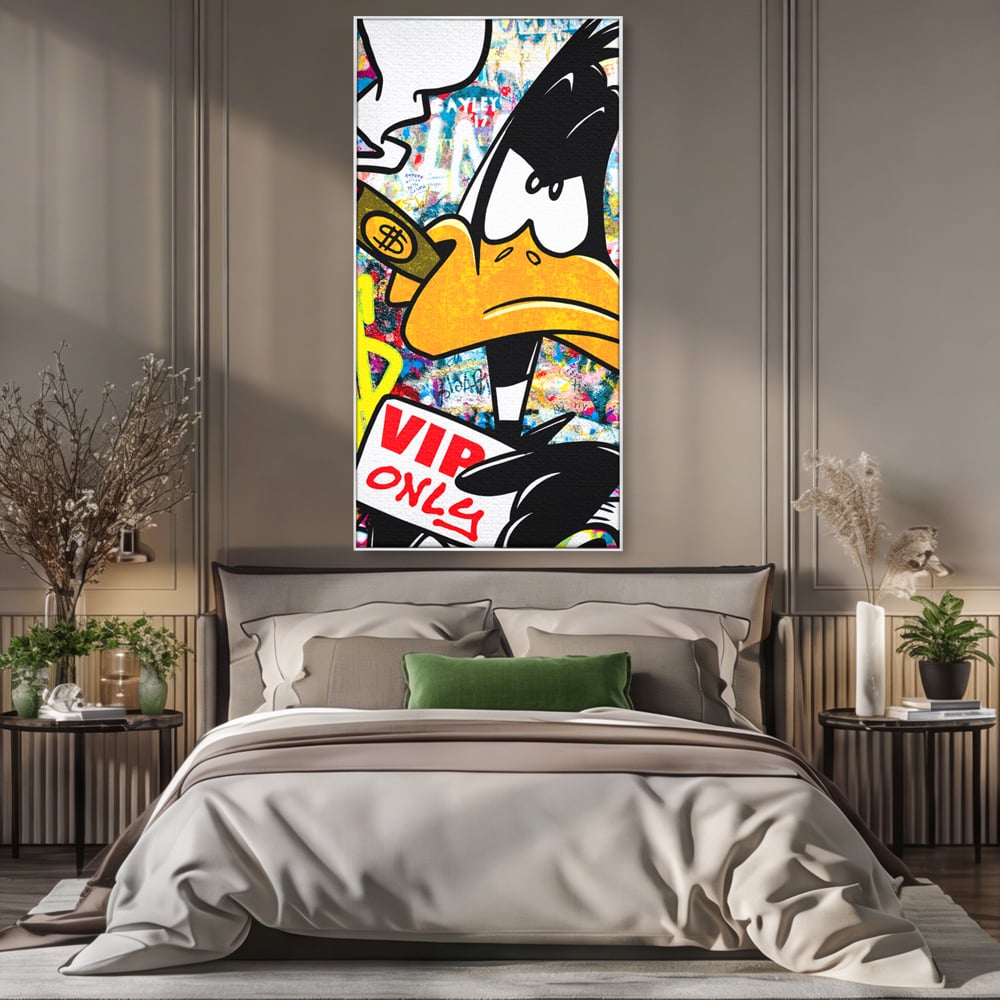 Tablou canvas cu tablou canvas cu daffy duck si dolari, in rama de aluminiu argintiu, pe perete intr-un dormitor