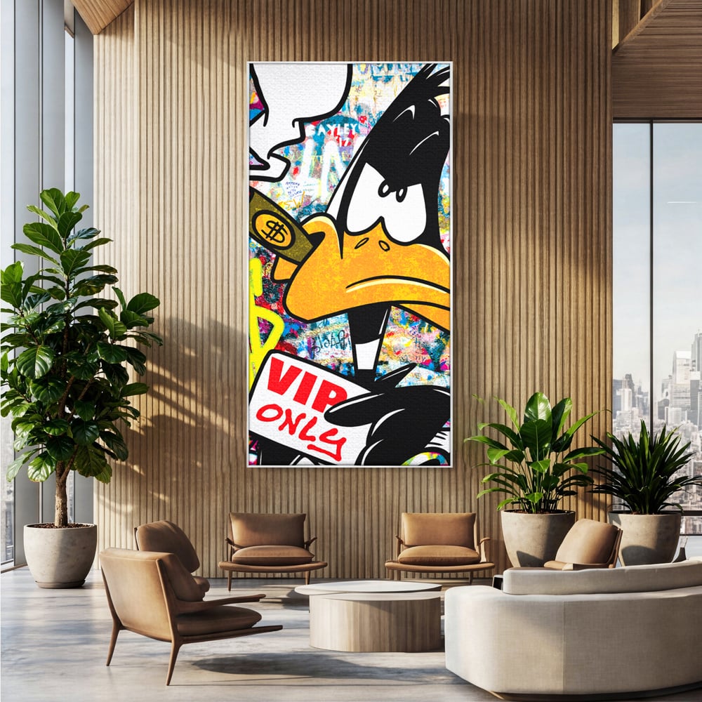 Tablou canvas cu tablou canvas cu daffy duck si dolari, in rama de aluminiu argintiu, pe perete intr-un birou
