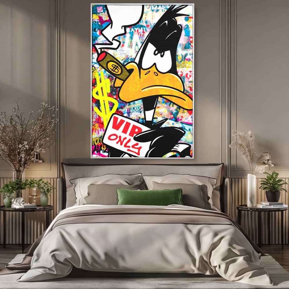 Tablou canvas cu tablou canvas cu daffy duck si dolari, in rama de aluminiu argintiu, pe perete intr-un dormitor