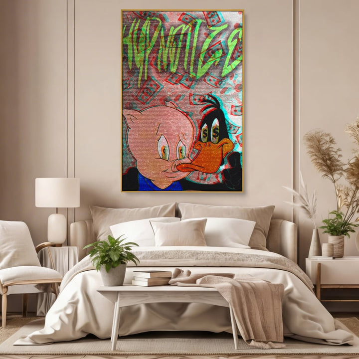 Tablou canvas cu tablou canvas cu daffy duck si porky pig, in rama de aluminiu auriu, pe perete intr-un dormitor