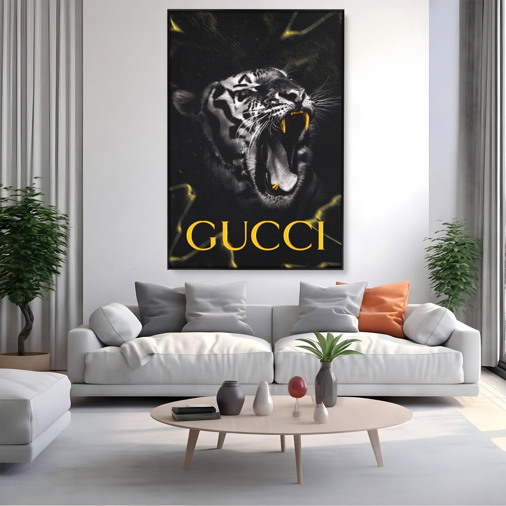 Tablou canvas cu tablou vertical cu tigru si text, in rama de aluminiu negru, pe perete intr-un living