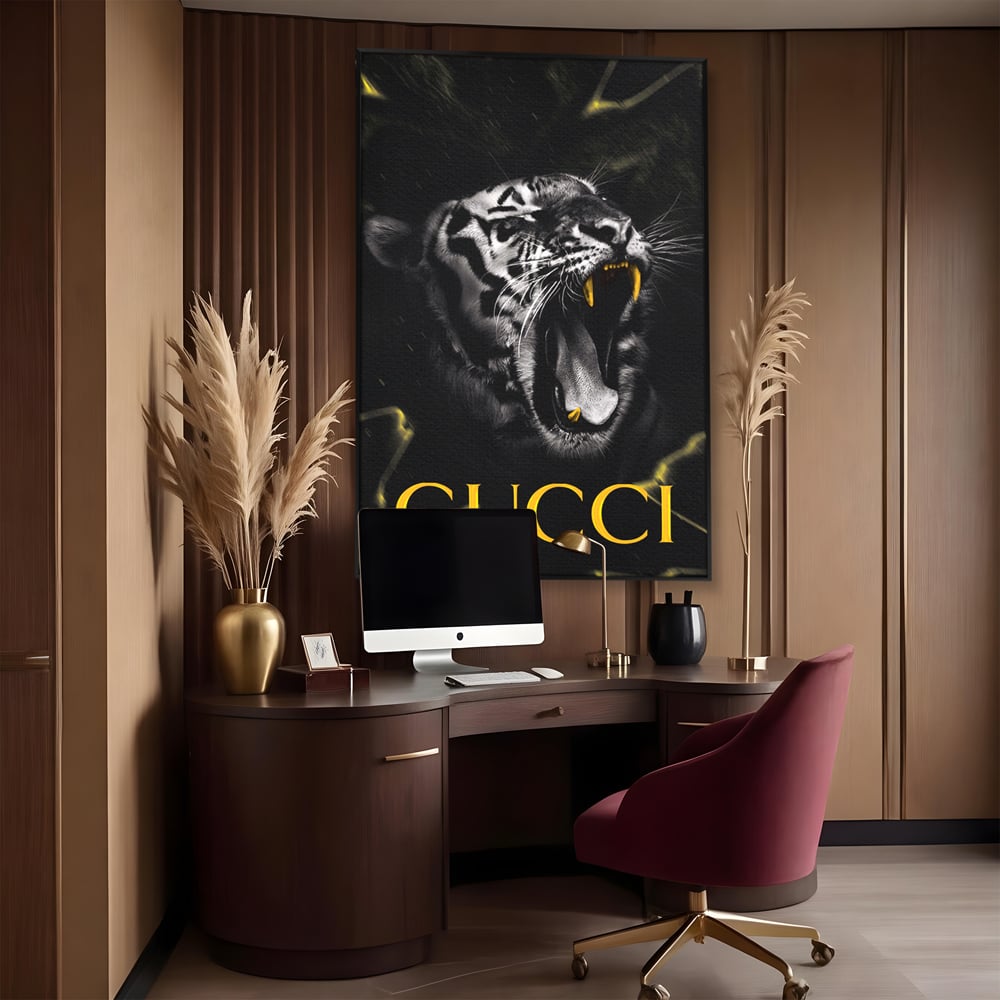 Tablou canvas cu tablou vertical cu tigru si text, in rama de aluminiu negru, pe perete intr-un birou